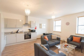 Comfortable Modern Apartment in Swindon, FREE parking sleeps up to 5